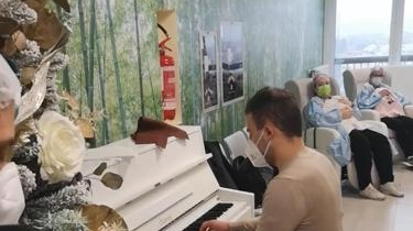 Lorenzo Del Bianco suona il pianoforte