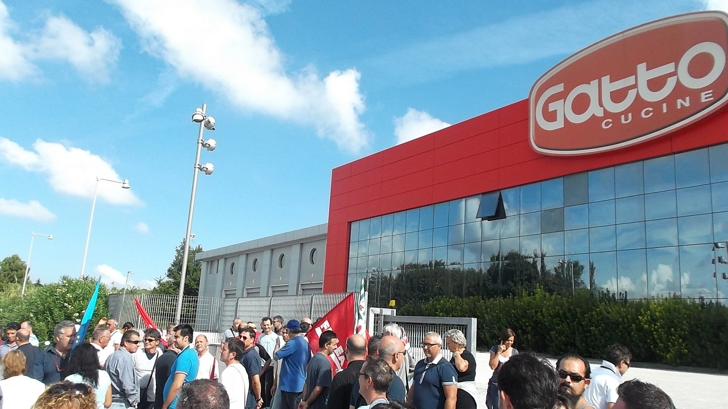 Camerano (Ancona), presidio dei lavoratori davanti all’azienda Gatto (Foto Santini)