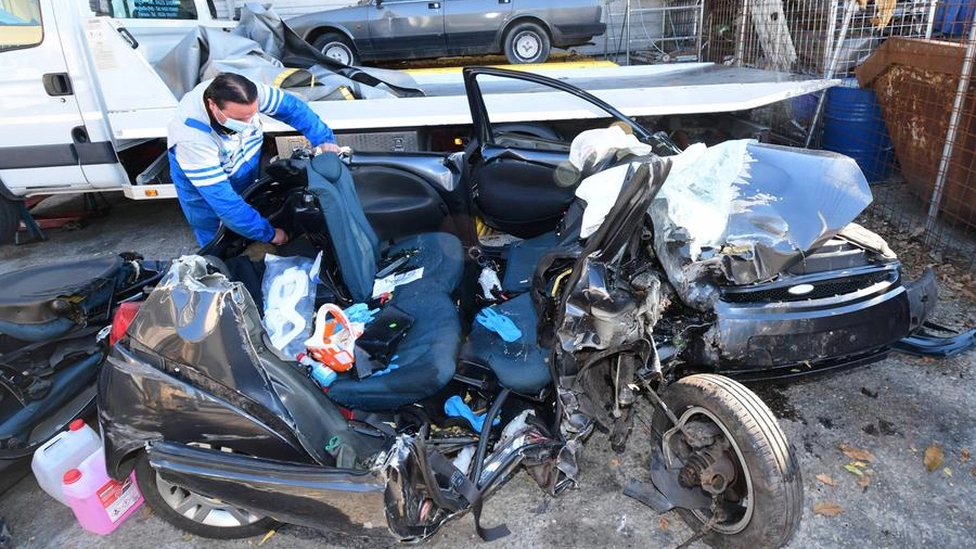 Incidente a Rovigo: l'auto distrutta su erano i tre ragazzi morti (foto Donzelli)