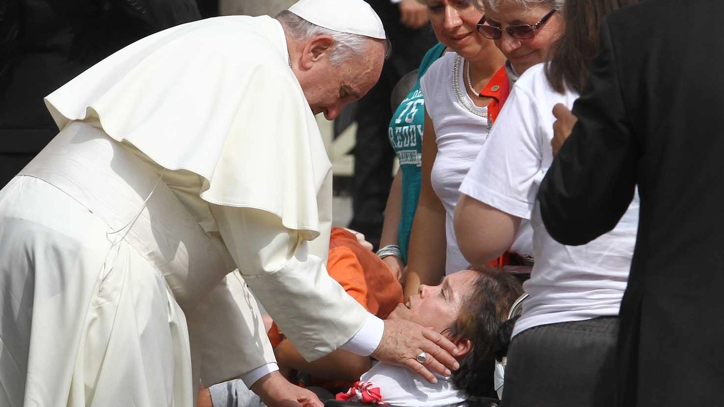 Papa Francesco accarezza Velia Gallinari (foto Artioli)
