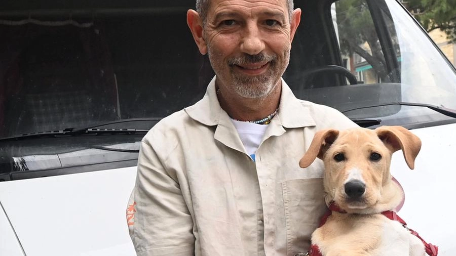 Antonio Sante Schiattone, 58 anni, con il suo cane 8tto e il camper