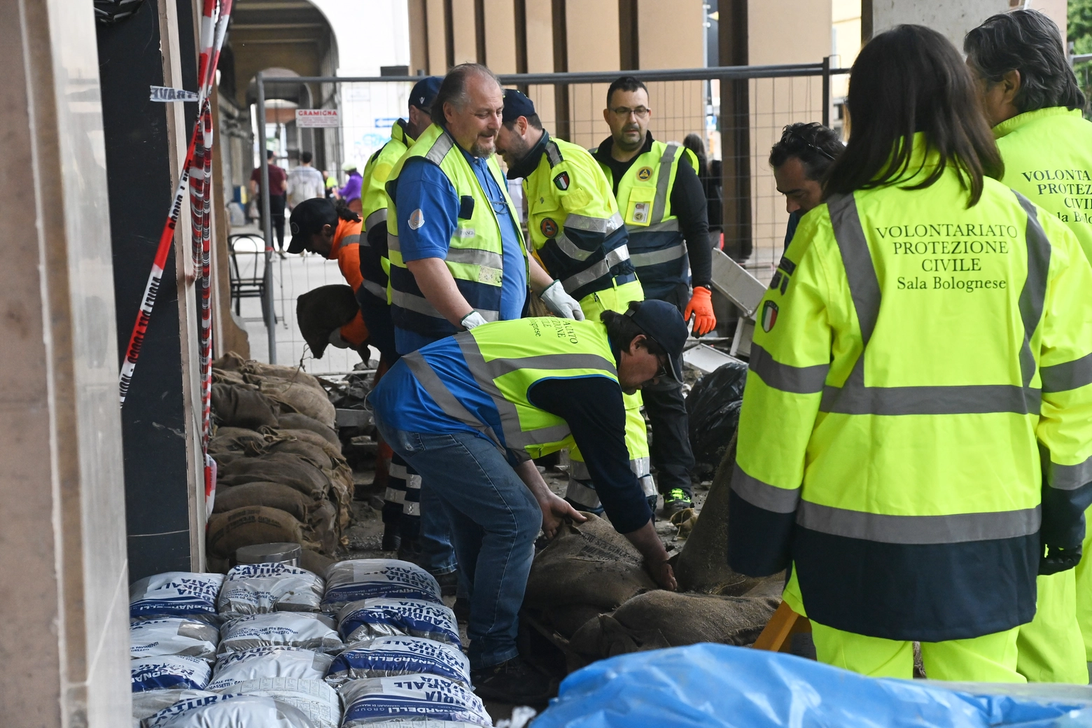 Volontari della protezione civile al lavoro in via Saffi