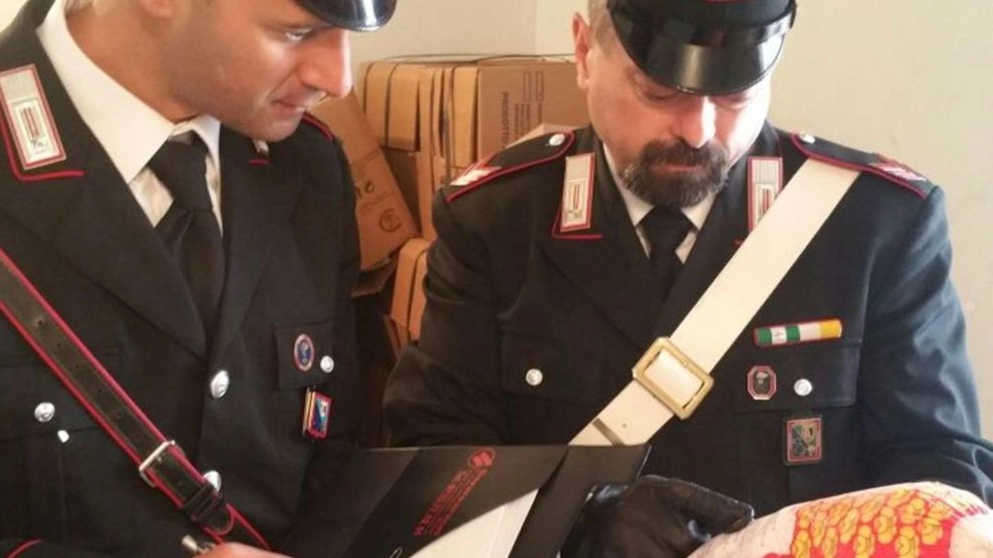 I carabinieri controllano la merce poi sequestrata