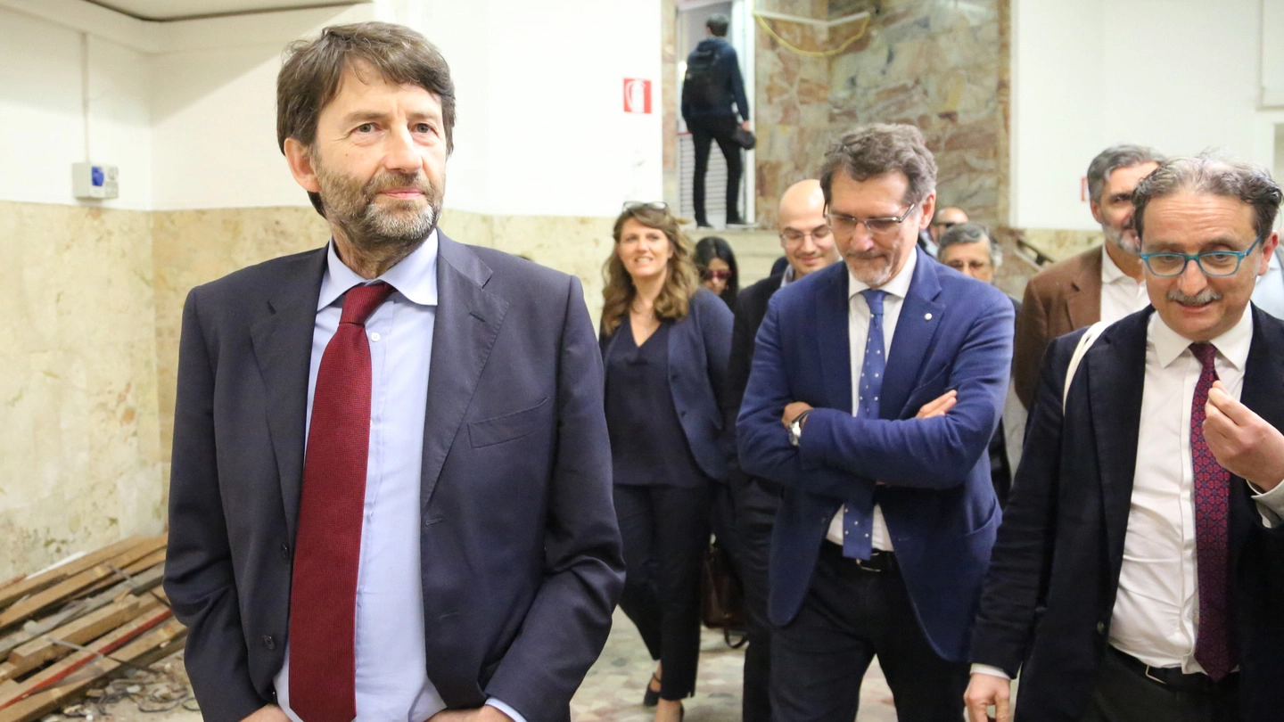 Il ministro durante la visita alla Cineteca di Bologna (foto Schicchi)  (foto Schicchi)