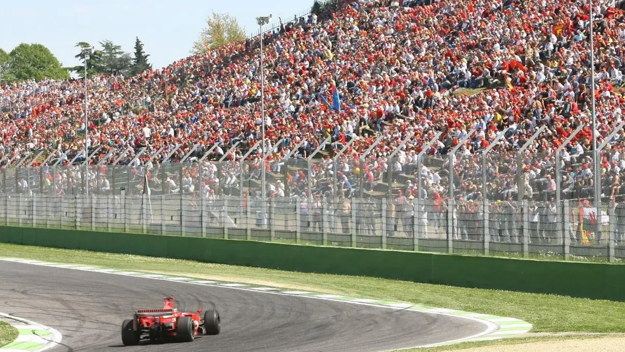 Imola, la Ferrari davanti a una curva Tosa gremita