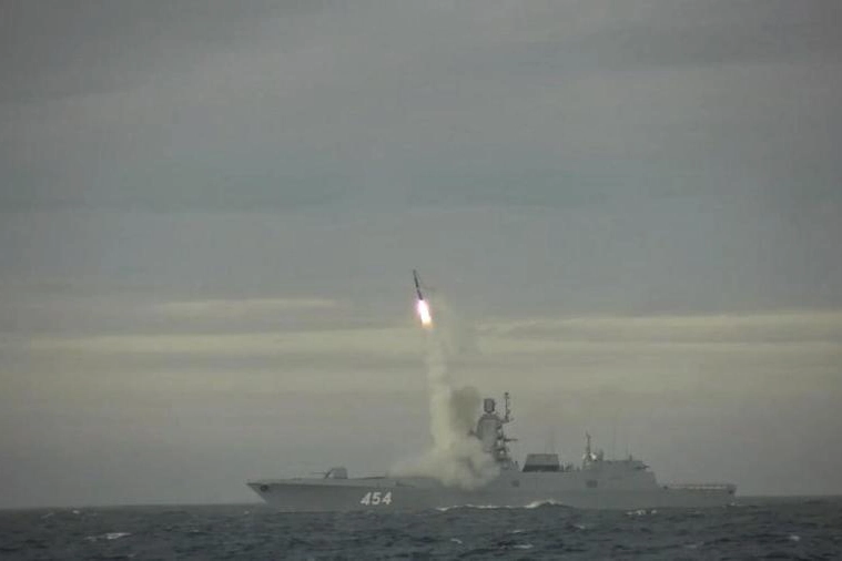Le forze russe testano il missile da crociera ipersonico Zircon (Ansa)