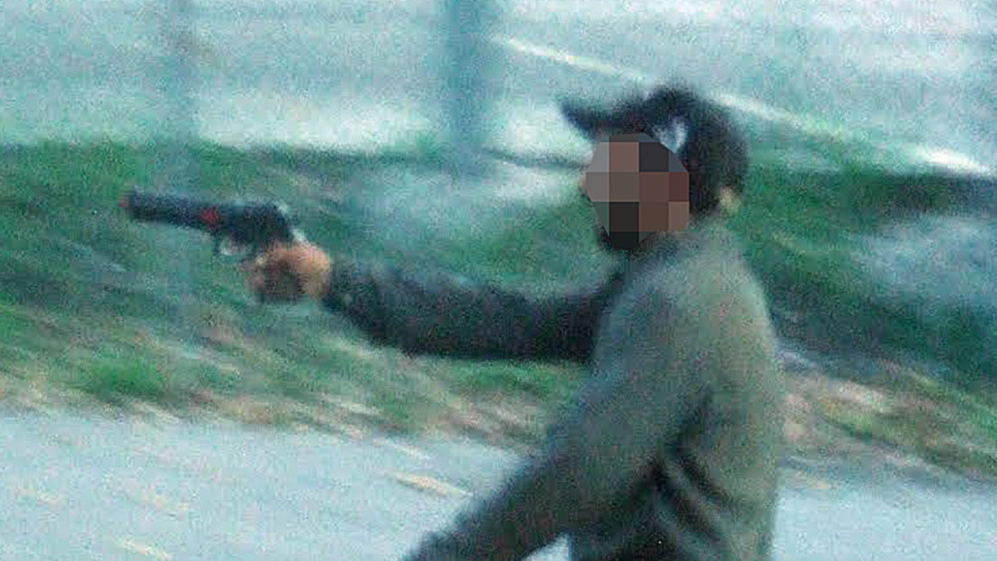 Uno dei rom ripresi pochi giorni fa mentre impugna le due pistole giocattolo in via dell’Acquedotto