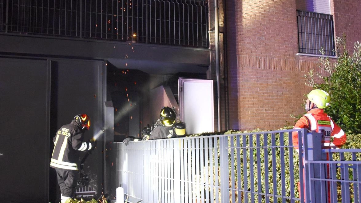 Incendio nel garage:  4  intossicati in ospedale