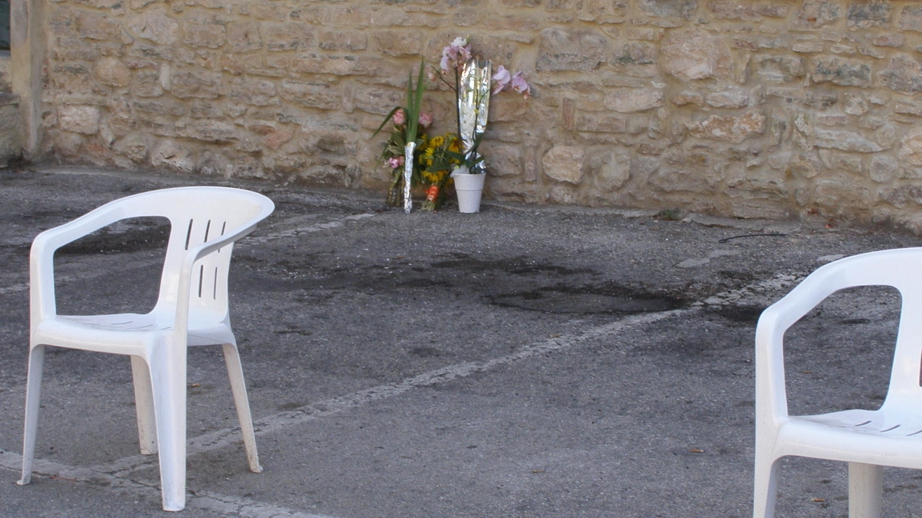 I fiori e le sedie a delimitare l'area dell'incidente in piazza Martiri di Bologna (foto Parrini)