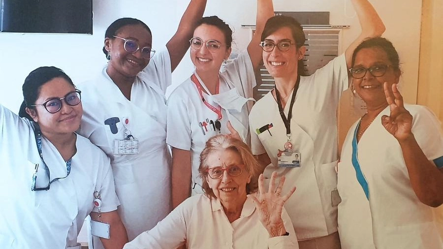L’anconetana Franca Giacalone, 84 anni, ex insegnante, insieme allo staff dell’ospedale 