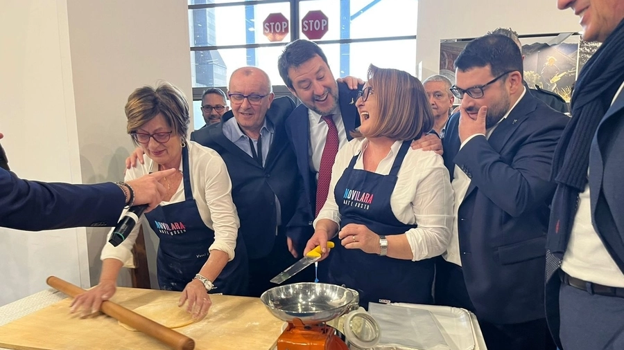 Simpatico siparietto alla Bit di Milano: il ministro si è messo a stendere la pasta con due cuoche della festa
