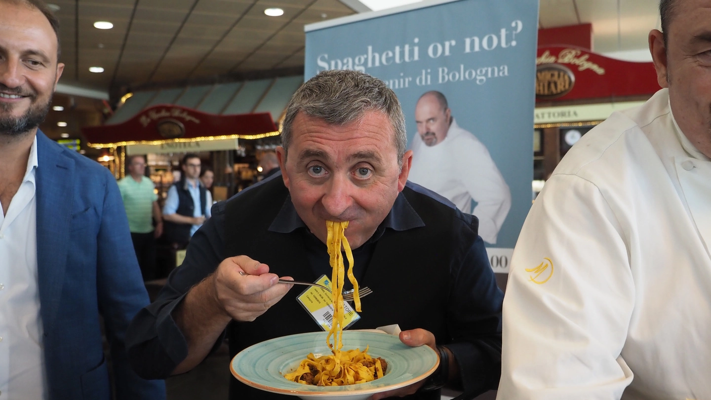 Bologna, il comico Vito assaggia gli spaghetti alla bolognese (FotoSchicchi)