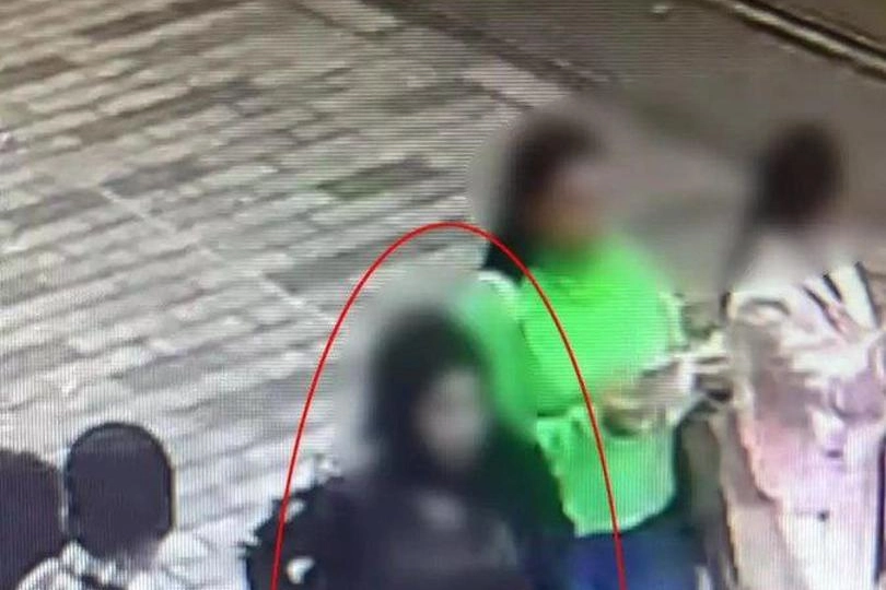 Una telecamera riprende la donna  ritenuta coinvolta nell'attentato (Ansa)