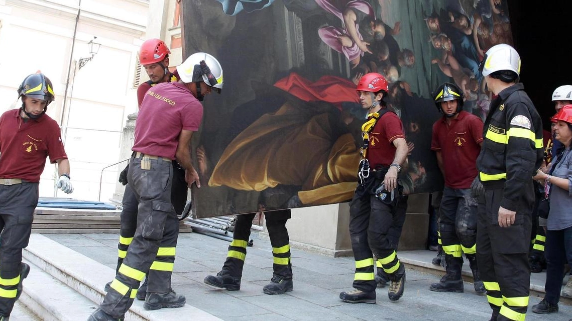I vigili del fuoco recuperano il quadro di Guido Reni ‘L’assunzione della Madonna’
