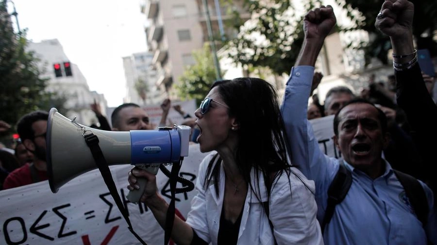Covid, protesta dei medici ad Atene (Ansa)