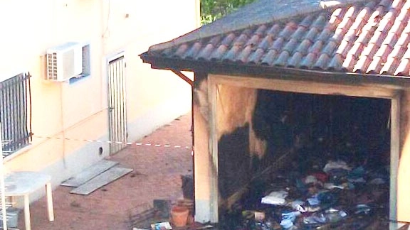 Il garage distrutto dal rogo