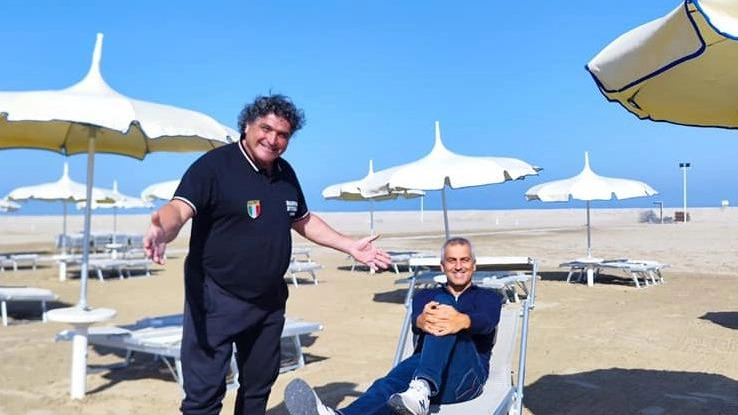 Ombrelloni già aperti in spiaggia  "A Rimini giochiamo d’anticipo"