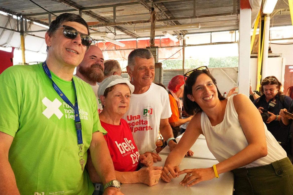 Elly Schlein posa insieme ai volontari della festa, che le hanno riservato una calorosa accoglienza (FotoFiocchi)