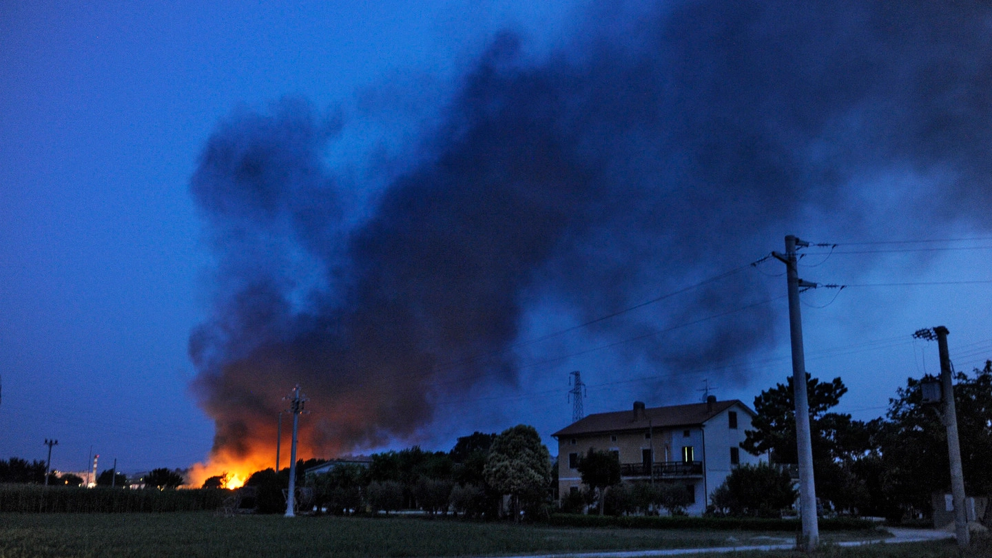 I vigili del fuoco in azione per spegnere l’incendio al Cosmari (foto Calavita)