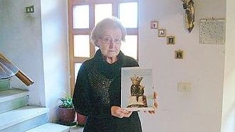 Gabriella Gardini, 72 anni, con un’immagine della Madonna di Loreto in mano