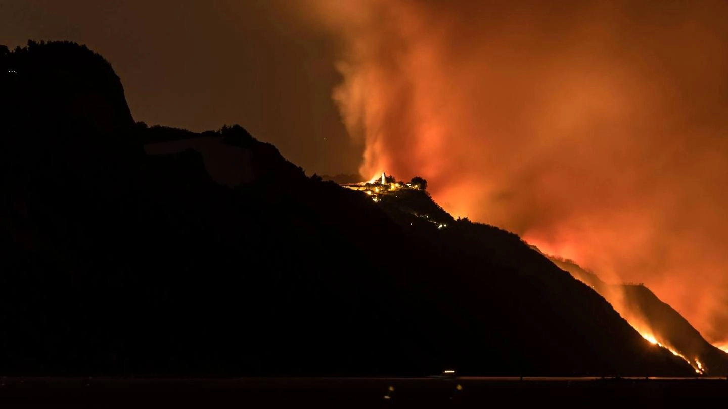 Le fiamme nella notte hanno minacciato da molto vicino l’abitato di Fiorenzuola di Focara (Foto Massimo Morreale)