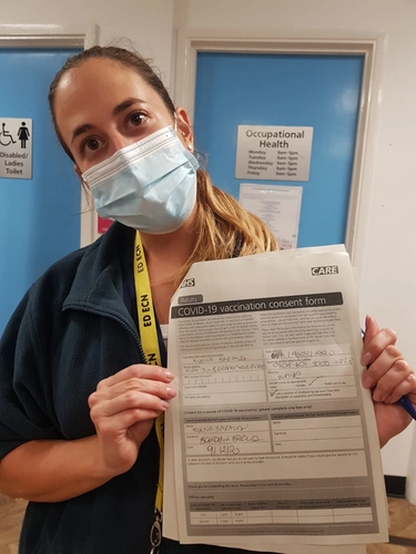 La prima italiana vaccinata contro il Covid è l'infermiera modenese Elena Baraldi