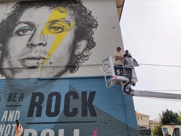 Valentino Rossi, a Tavullia il murales dello street artist Buglisi dedicato al campione