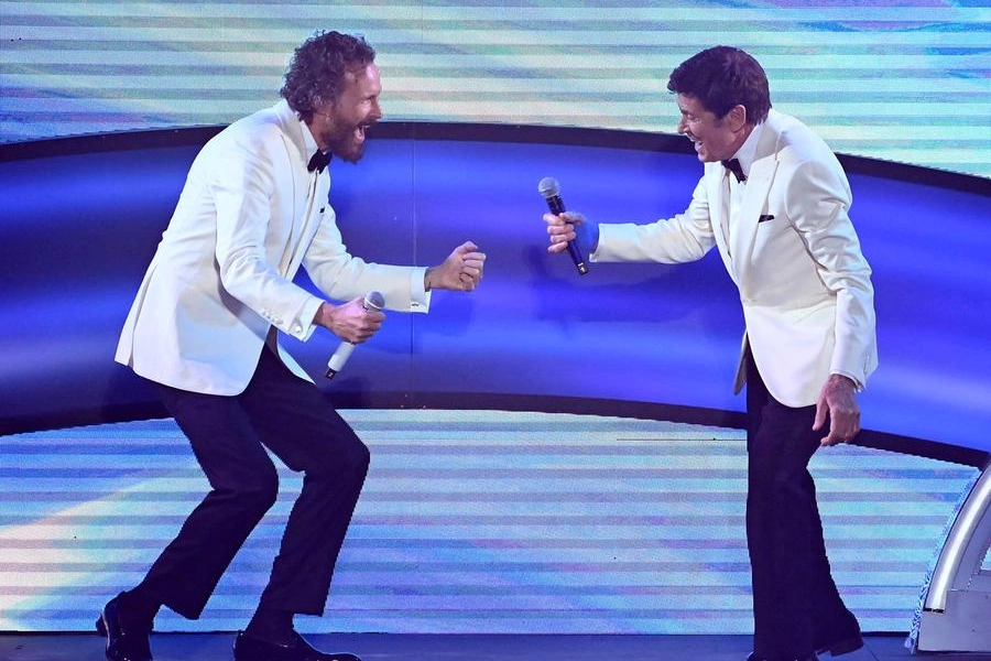 Jovanotti e Gianni Morandi in smoking nella serata cover di Sanremo (Ansa)