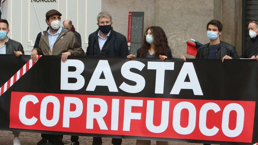 La protesta a Milano di Fratelli d'Italia (Ansa)