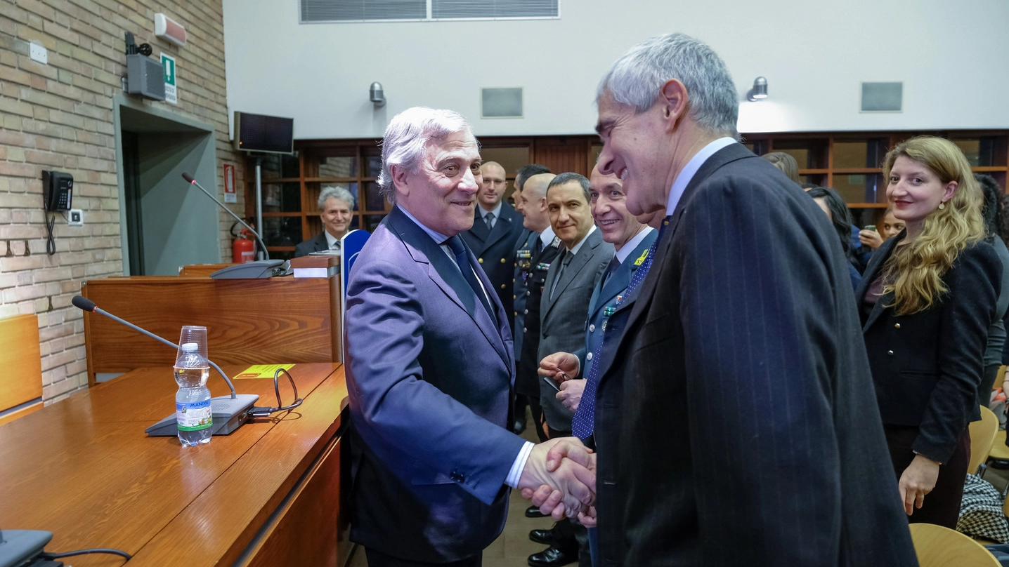 La stretta di mano tra Tajani e Casini (FotoSchicchi)
