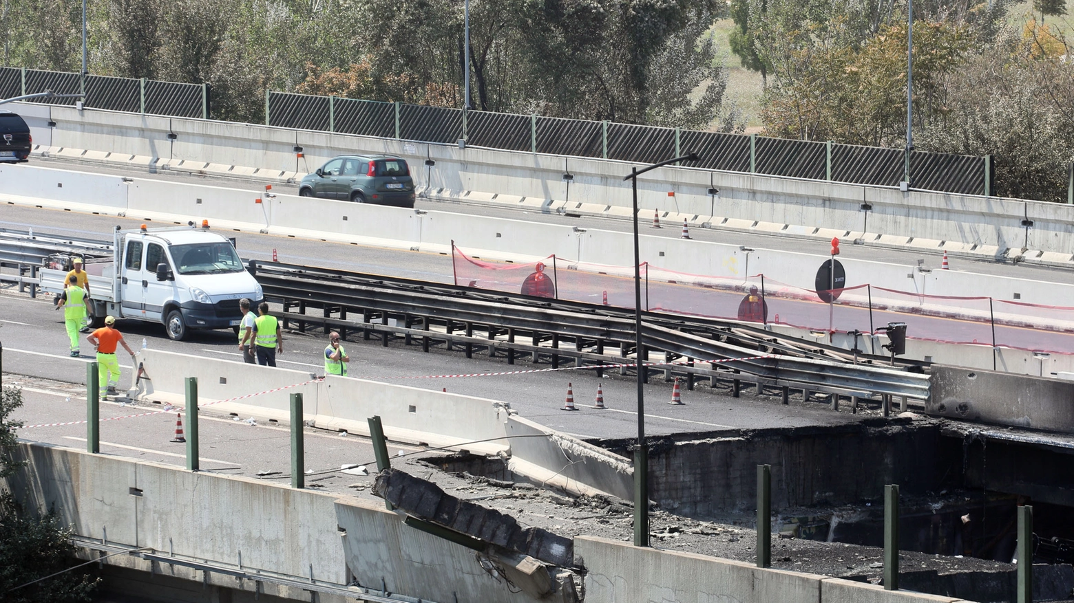 Gli operai impegnati nella demolizione del ponte dell'A14 crollato (FotoSchicchi)