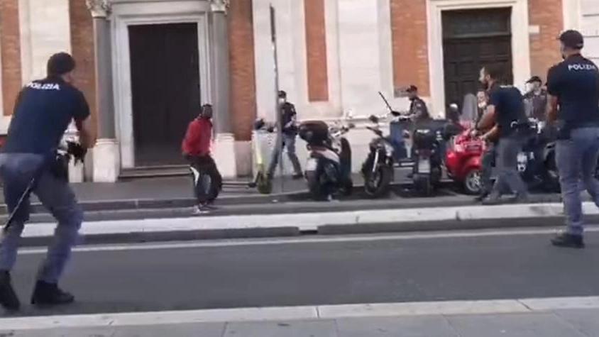 Roma termini, minaccia la polizia con un coltello  