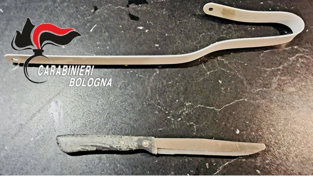 La foto del coltello usato dal 14enne per aggredire il 19enne
