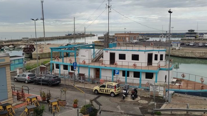 Lo Scimitar, il ristorante galleggiante del porto, chiude e se ne va