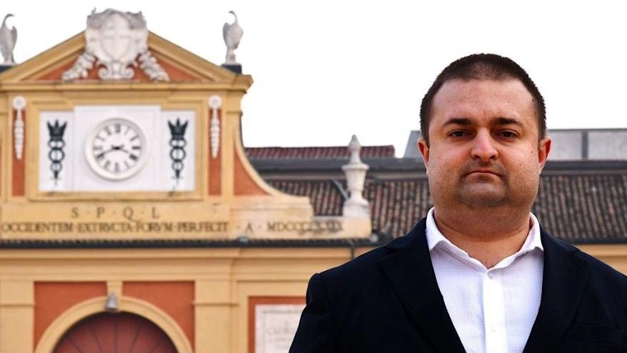 A Lugo Enrico Randi, 37 anni, è il candidato sindaco della sua lista civica dopo anni in Fratelli d’Italia: "Non hanno un progetto per vincere" .