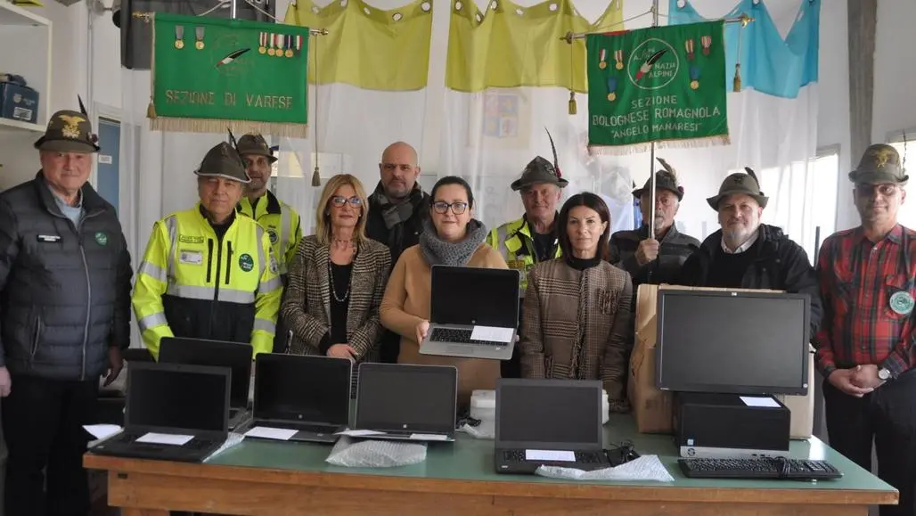 Gli Alpini portano in dono computer ai Romiti