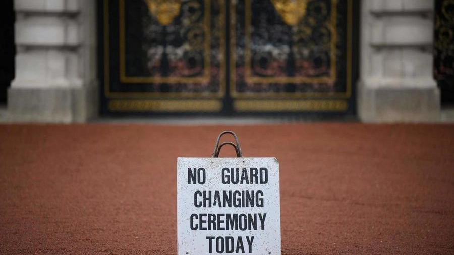 A Buckingham palace niente cambio della guardia oggi (Ansa)