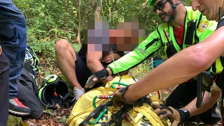 Montese, escursionista cade nel bosco e rotola per venti metri