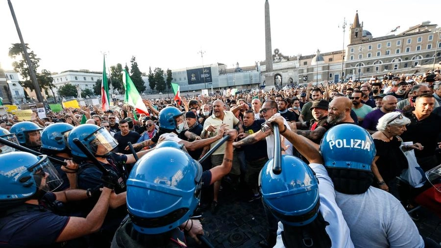 Tensione a Roma alla manifestazione dei no Green pass (Ansa)