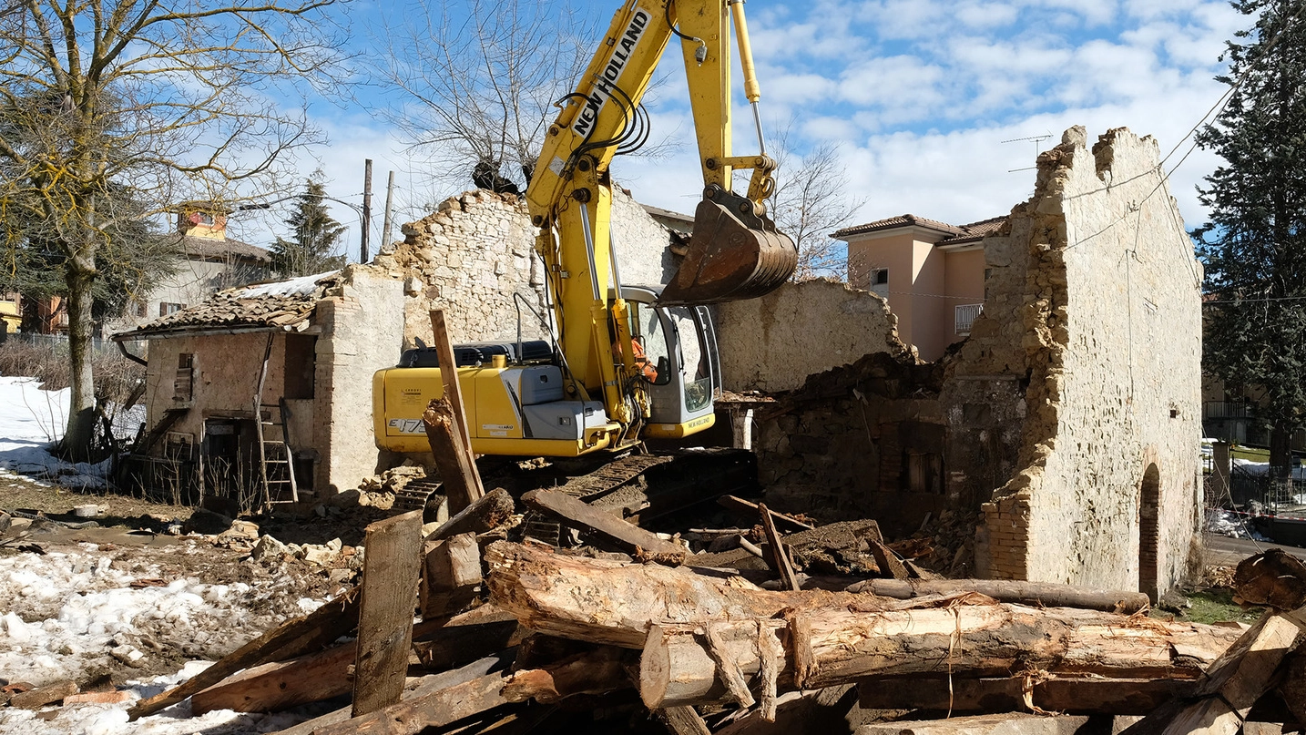 Sono in corso le operazioni di demolizione del vecchio fienile in via Marconi