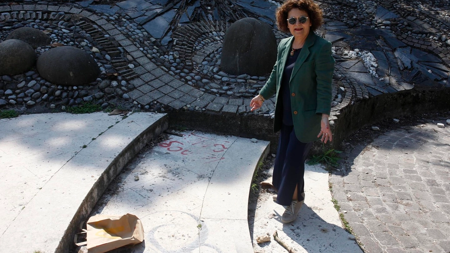 L’artista Rosetta Berardi mostra lo stato di degrado in cui versa il Parco della Pace