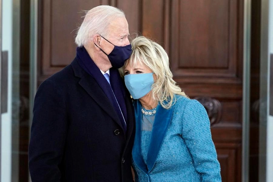 Joe e Jill Biden arrivati alla Casa Bianca (Ansa)