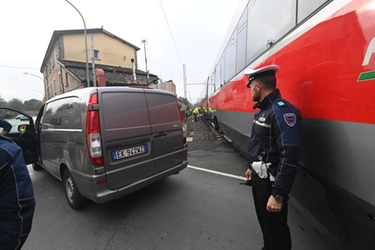 Bologna, muore travolta dal treno: aveva attraversato con il passaggio a livello chiuso