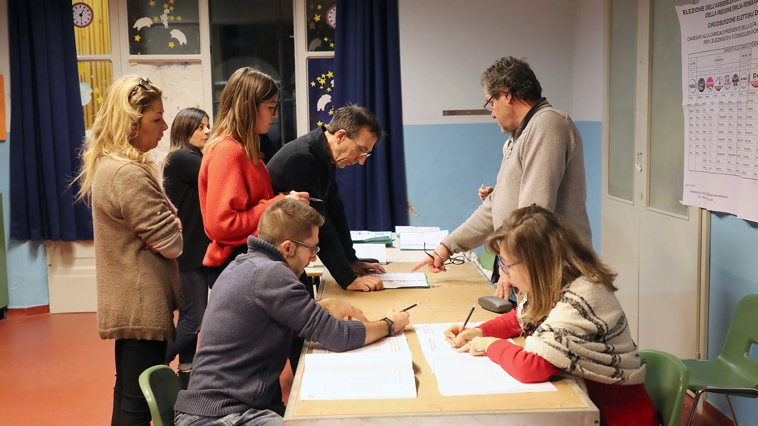 Lo spoglio dei voti a Imola (Foto Isolapress)