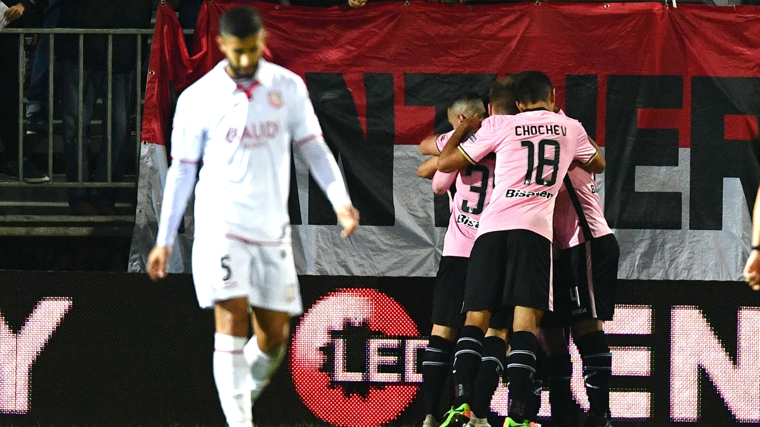 Il gol del 1-3 del Palermo (foto Lapresse)