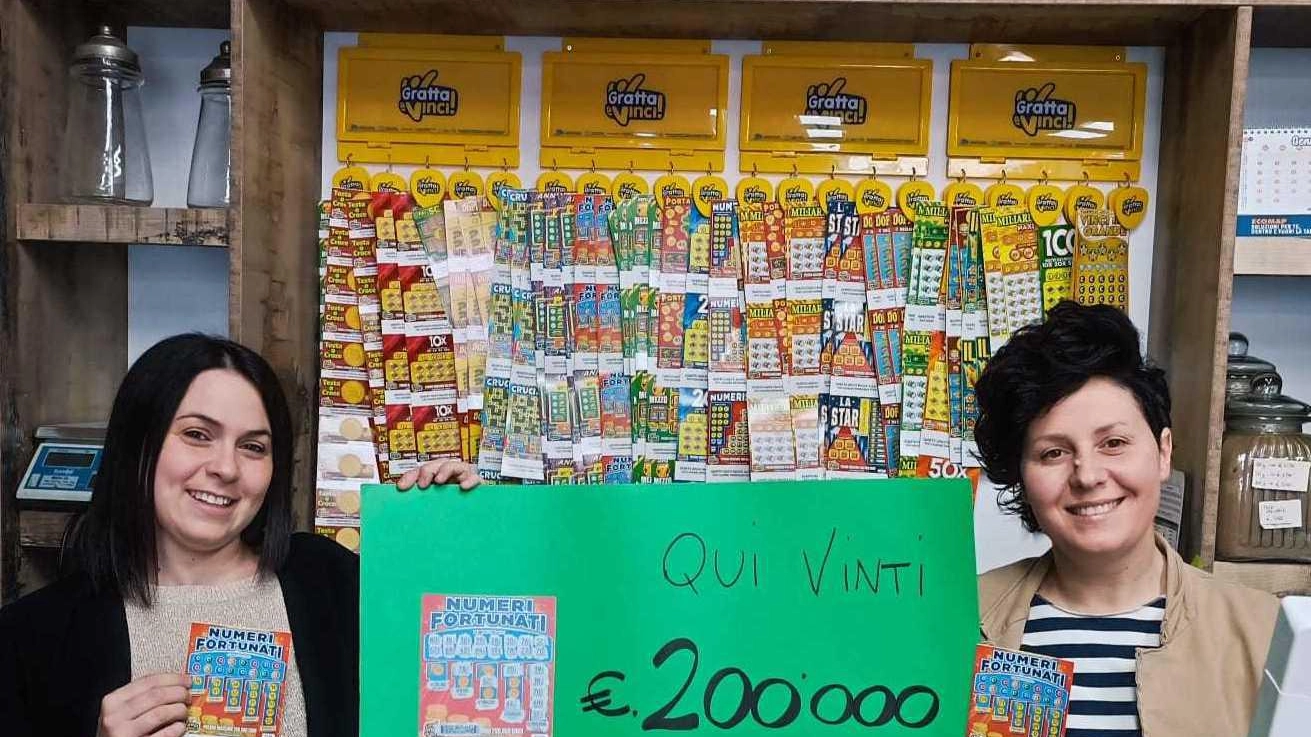 Compra un grattino con tre euro e ne vince 200mila: caccia al fortunato