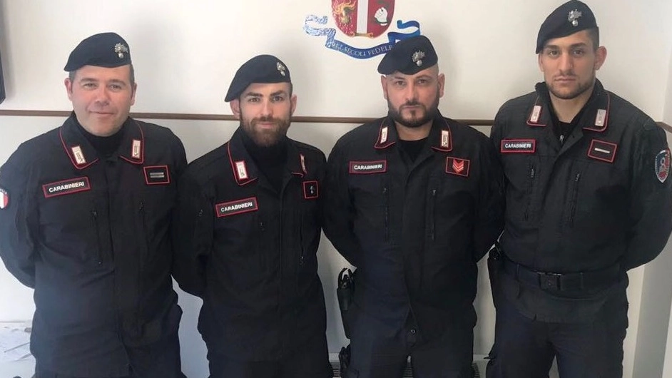 I carabinieri della stazione di Porto Recanati e della compagnia di intervento operativo del reggimento Lazio