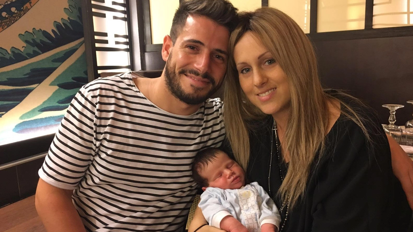 Jessica Ricci con il marito Giulio e il piccolo Tommaso, che ha compiuto due mesi