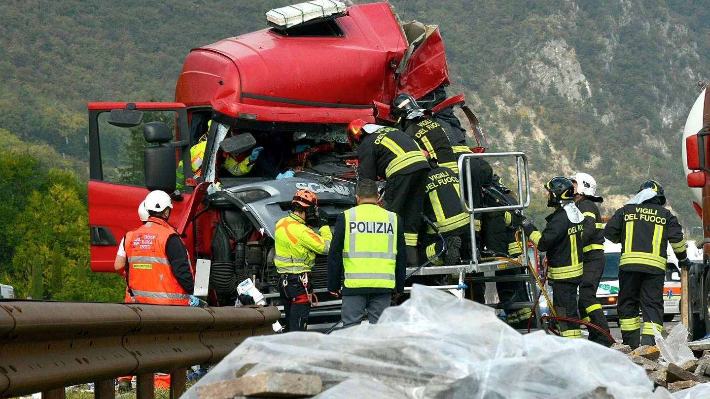 I soccorsi dopo il tamponamento sull'Autostrada del Brennero