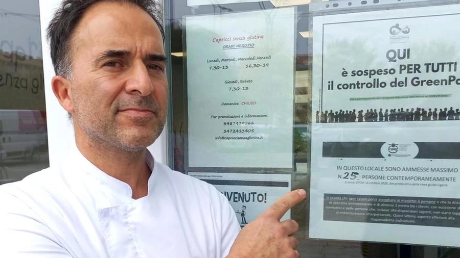 Luca Borghi, marito della titolare del bar ‘Capricci senza glutine’ e il cartello